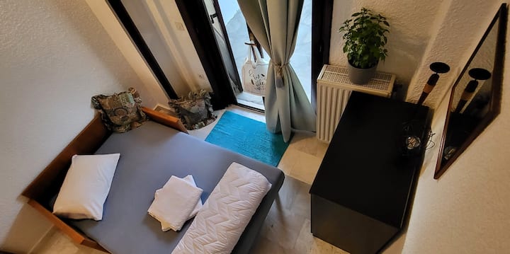 带阳台的第二间卧室