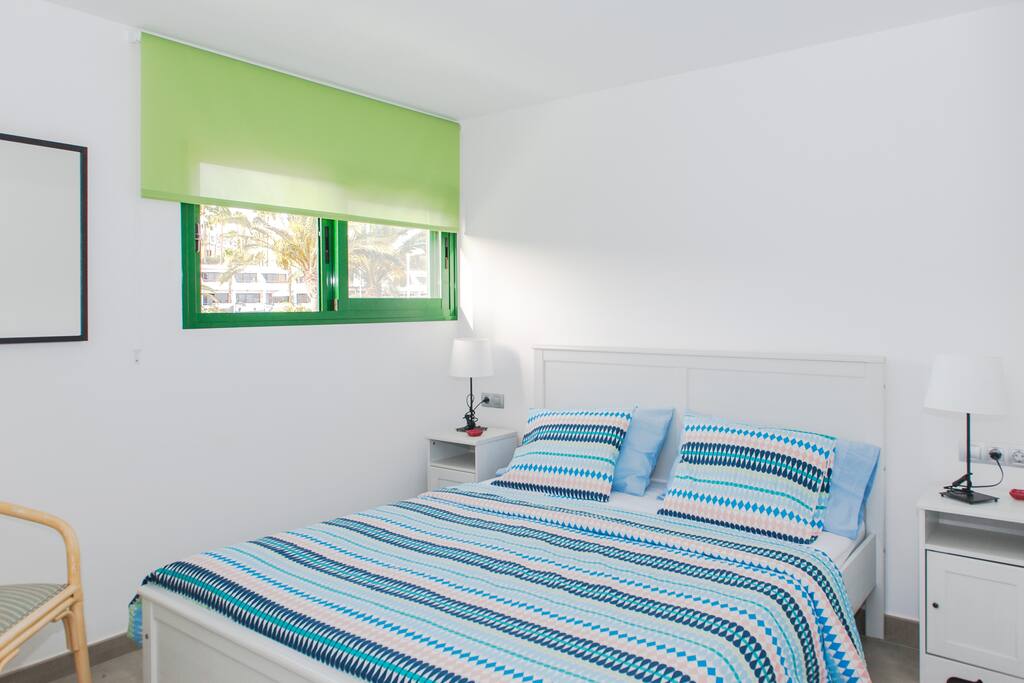 Spacious and well-appointed bedroom - Dormitorio amplio y bien equipado
