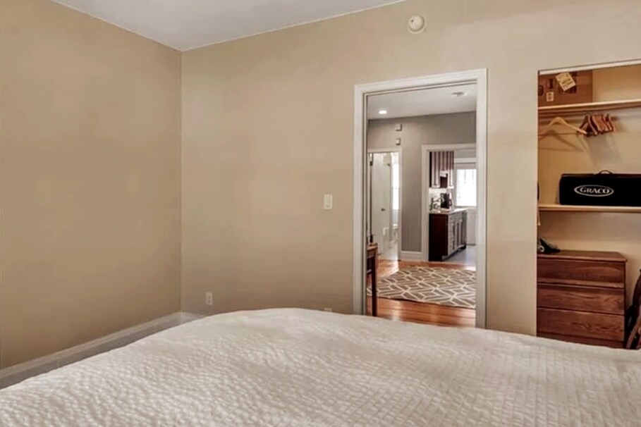 Placard fonctionnel avec fer, planche à repasser et cintres.