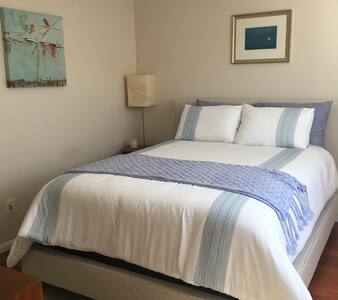 Cozy Bedroom Close to the Airport