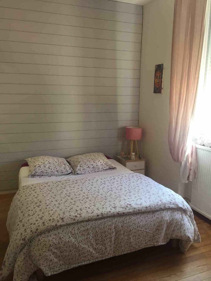 habitación con vistas al jardín