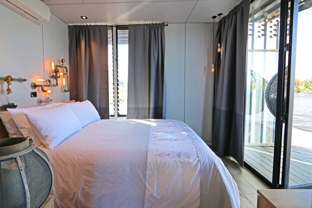 "The Cube" Murray Bridge for 2 Houseboats for Rent in White Sands