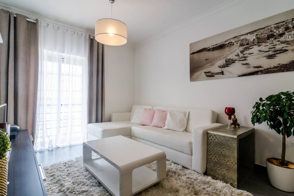 SPACIOUS AND COMFORTABLE LIVING ROOM.