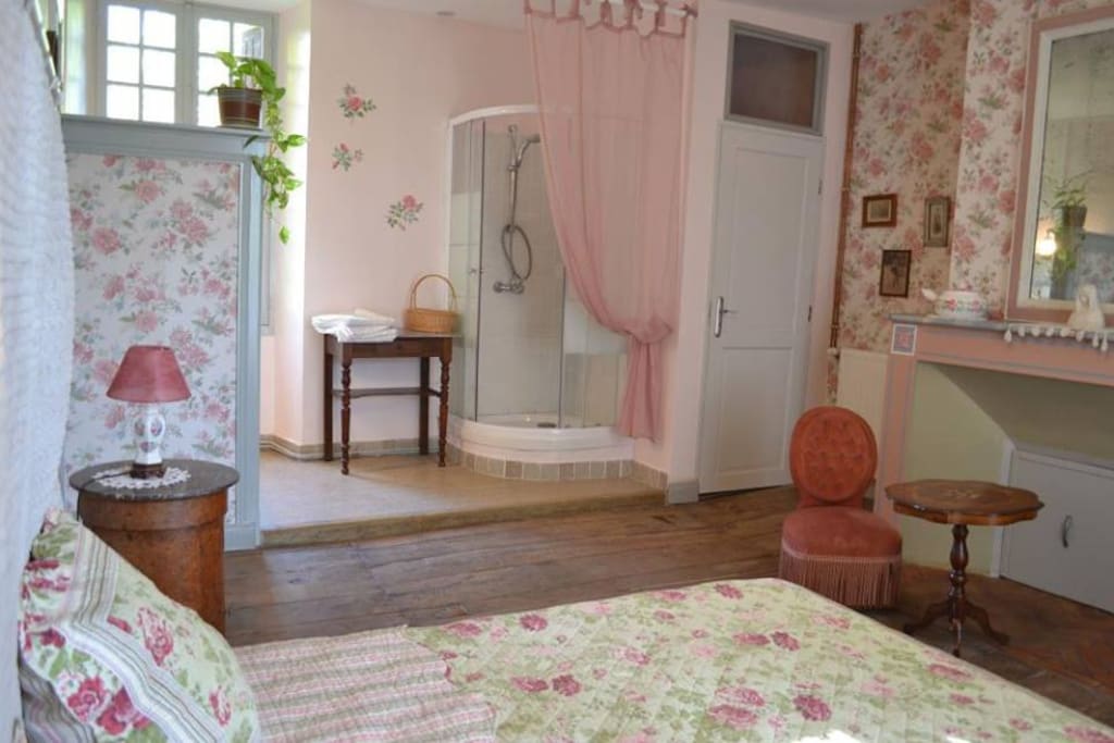 Calme et relax assuré, la chambre est meublées de meubles anciens et offre un maximum de confort.