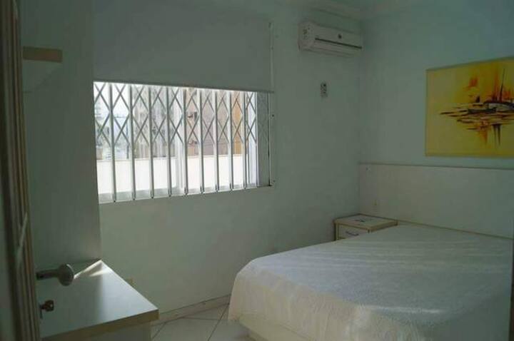 Camera da letto 2
Cama de Casal , Móveis Sob Measure e  Ar-condicionado tipo split .
Camera matrimoniale con mobili personalizzati e mobili split (aria condizionata).