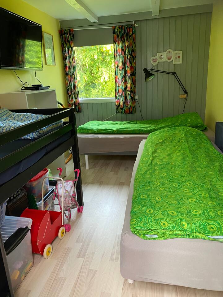 Chambre d'enfants avec 3 lits.