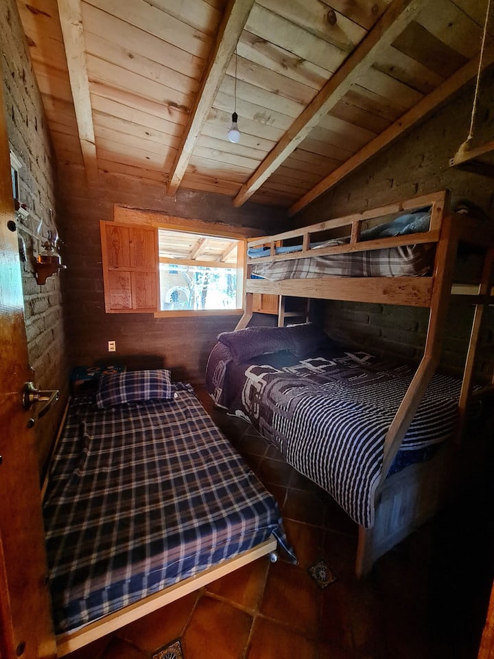 Letto matrimoniale e due letti singoli. 