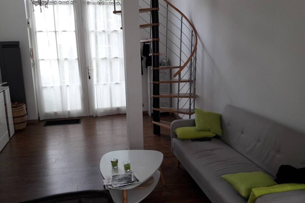 Entrée, escalier donnant sur la mezzanine, la chambre et la salle de bain.