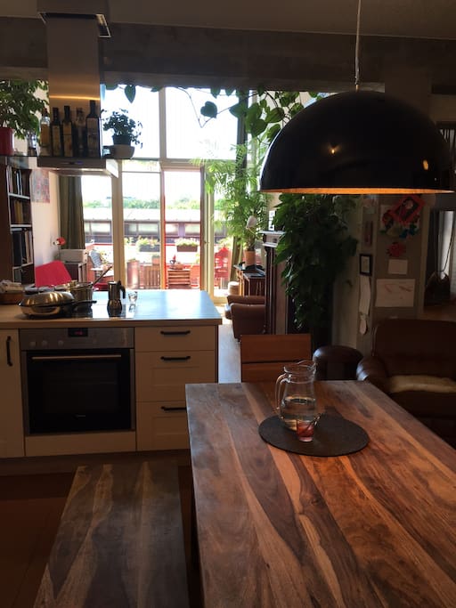 Küche mit Blick auf Wohnzimmer