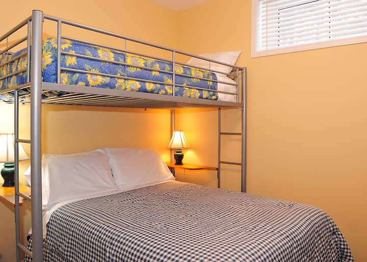 Dormitorio en la planta baja, cama doble con litera individual.