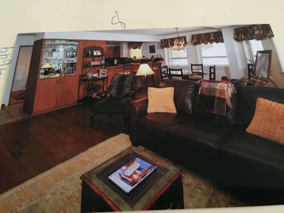 Spacious living room with bar