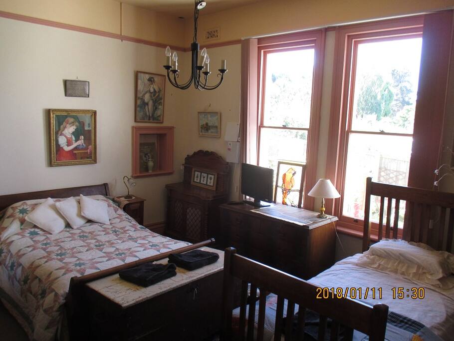 Guest bedroom with double bed and single bed