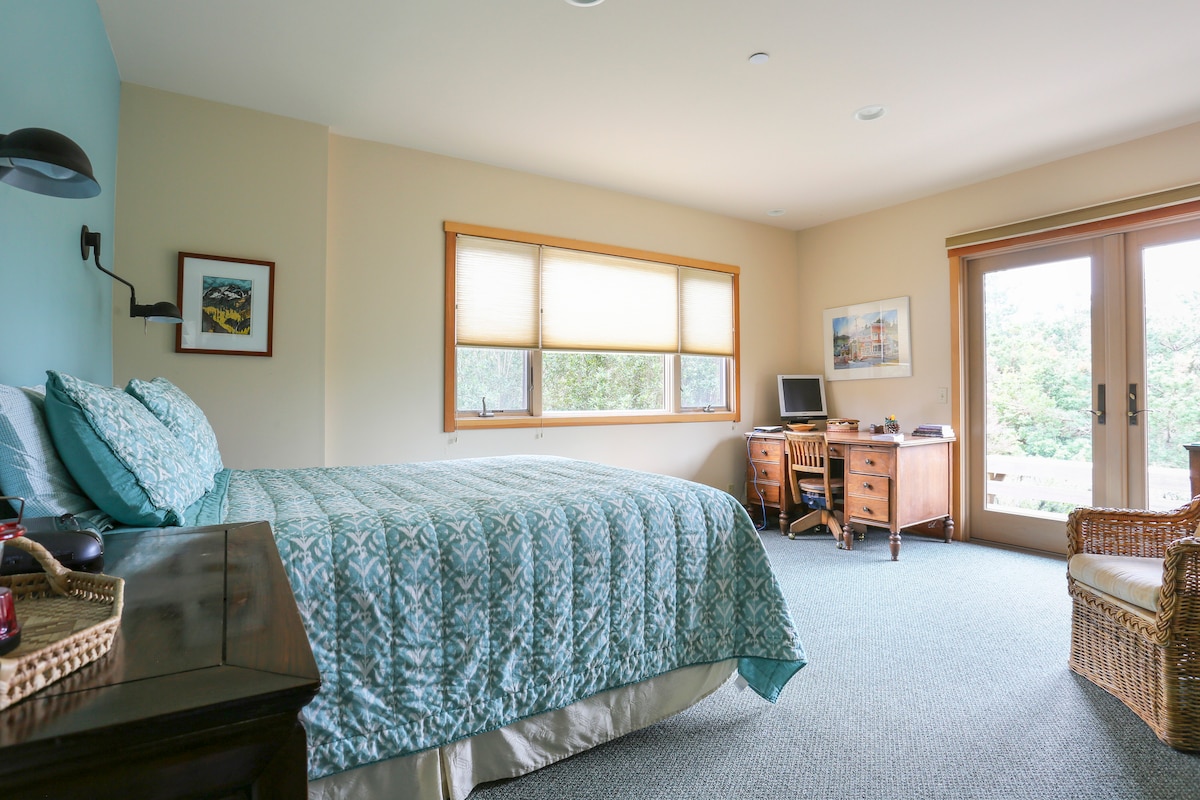 Დედოფლის ოთახი კარებით, რომლებიც ლანდშაფტური პატიოსკენ მიემართება