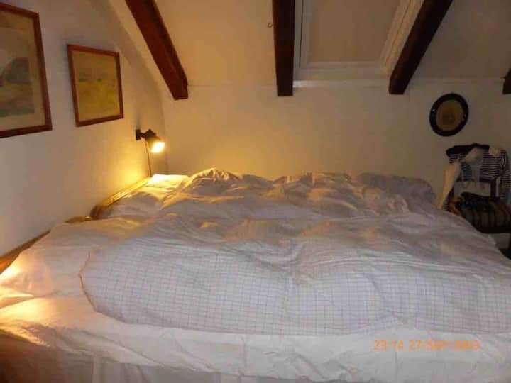 Dormitorio con cama doble
