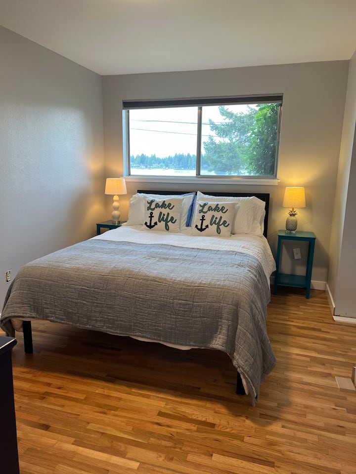 Საძინებელი #3
Queen size bed.
Ხედი Lake Tapps, Mount Rainier და კასკადის ქედი.