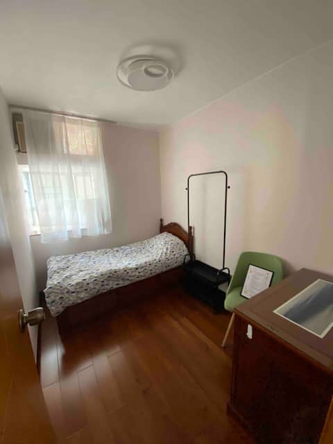 Room in apartment near to MTR