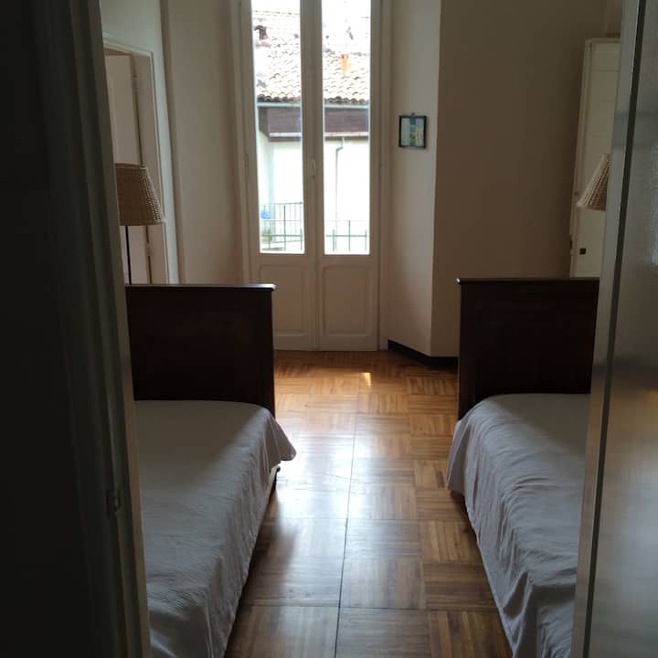 Две единични легла в една от стаите в дясното крило на вилата 