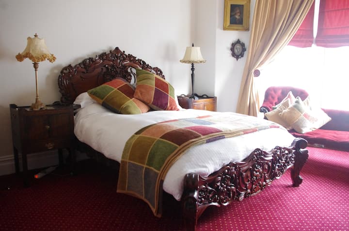 Spacious Double Room Comfy Bed Cotton Sheets