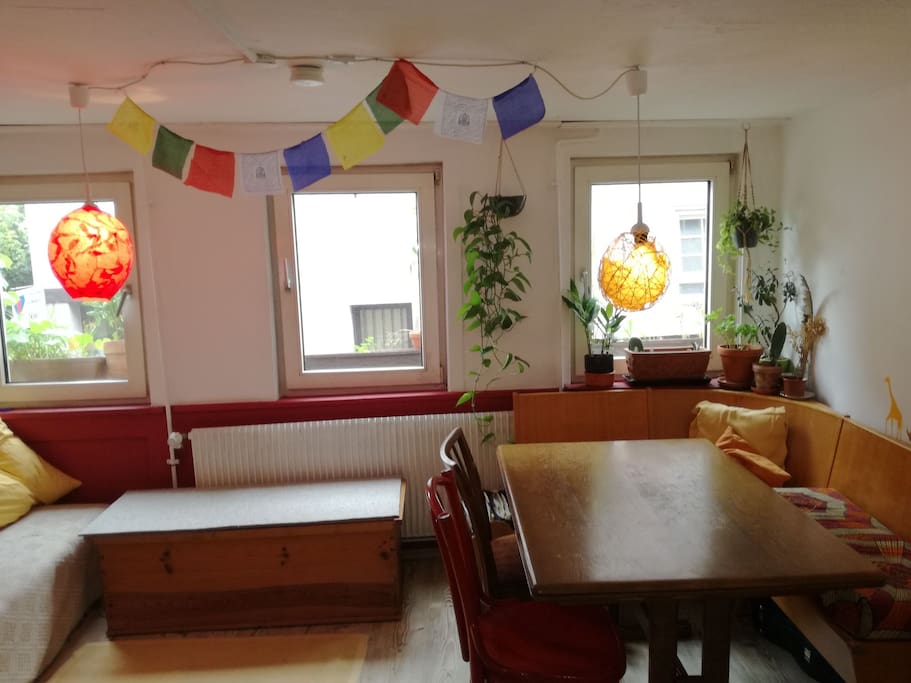 Sitzecke und Sofaecke im Wohn und Esszimmer zum essen und entspannen