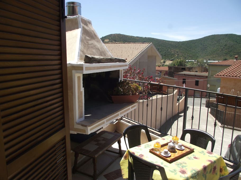 terrazza con tavolo sedie e barbicue