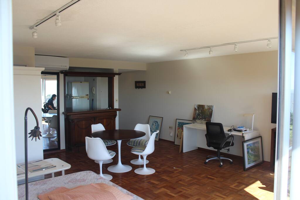 Espacio comedor y escritorio