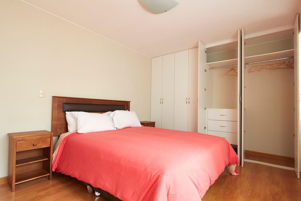 Dormitorio principal y vista del clóset