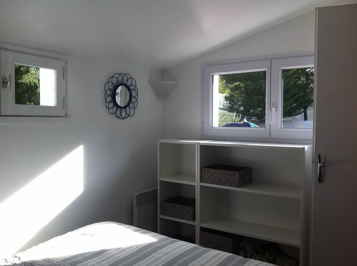 ห้องพักเงียบสงบและมีแสงแดด