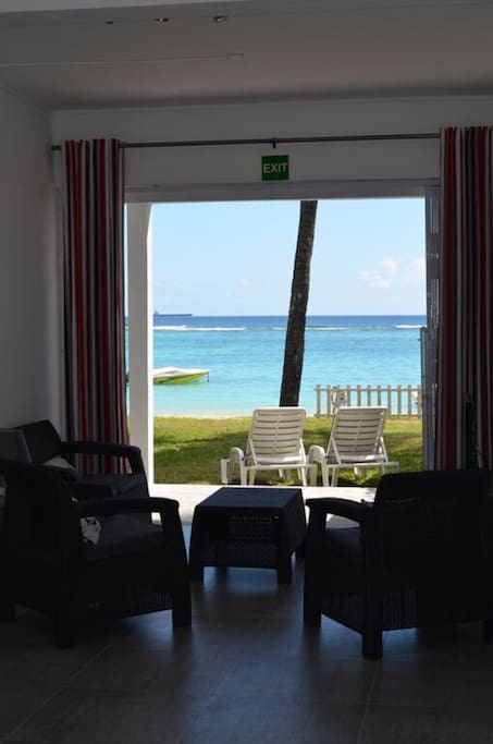 Sea view from inside the apartment / Vue de l'intérieur de l'appartement sur la mer