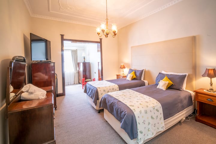 卧室2-加大双人床或可改成一张加大双人床