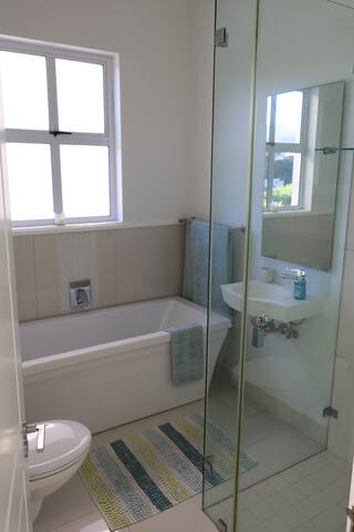 Modern bright and airy townhouse near the beach. gallery image 2