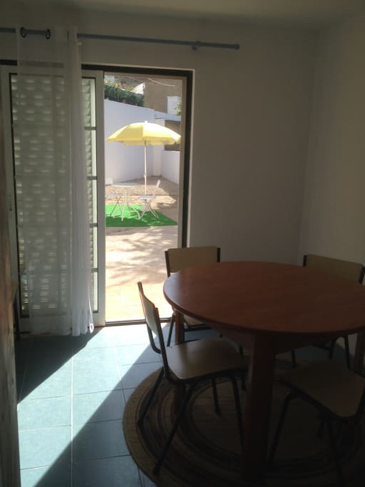 Segunda sala com acesso ao espaço exterior (privado).