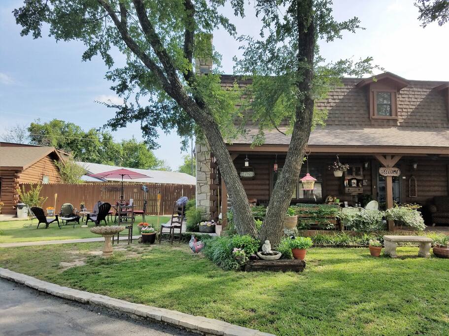 4B/4B Log Cabin with an Old Western Town & Saloon Cabins for Rent in