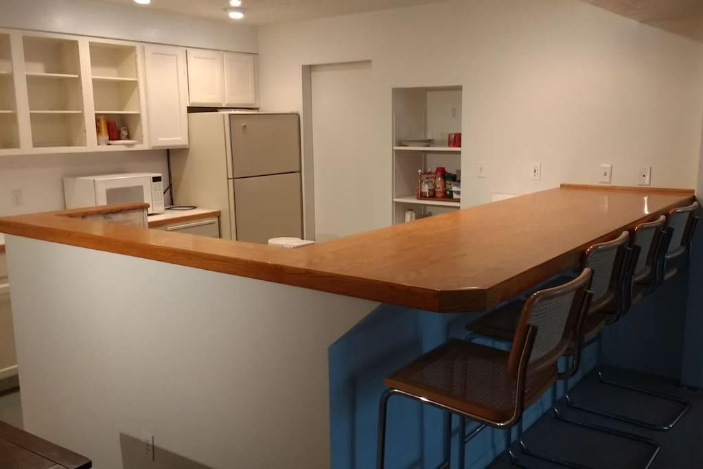 Kitchen and Breakfast Bar
