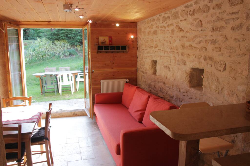 Salon, salle à manger avec accès au jardin (avec salon de jardin, ping pong, slack line, badminton, barbecue, ..)