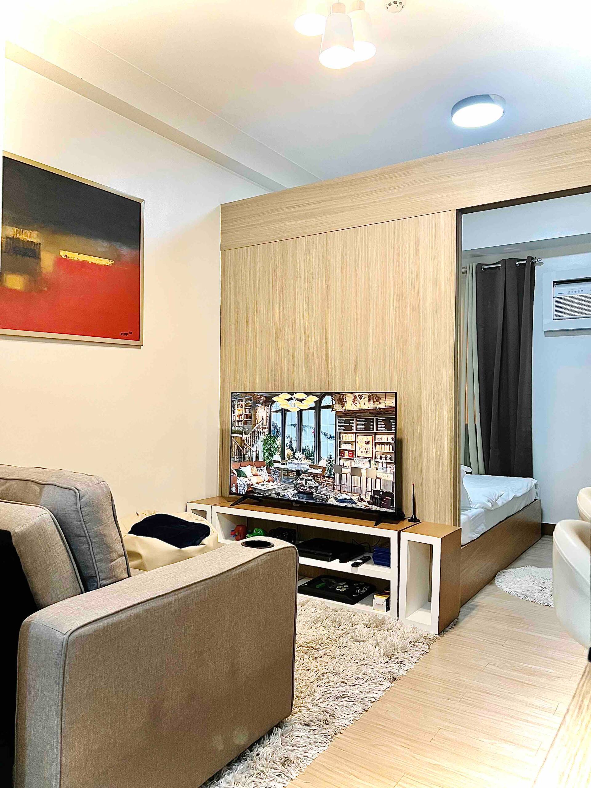 1 Bedroom Cozy Condo Unit with Netflix & Free Wifi in Trees Residences — photo 4