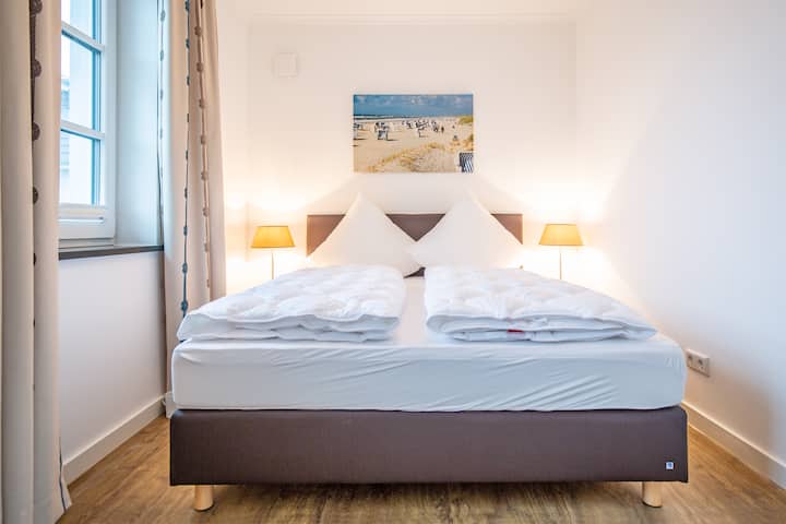 ห้องนอน 2 
เตียงสปริงกล่องกว้าง 1.60 ม. พร้อมฟูกนอนต่อเนื่อง