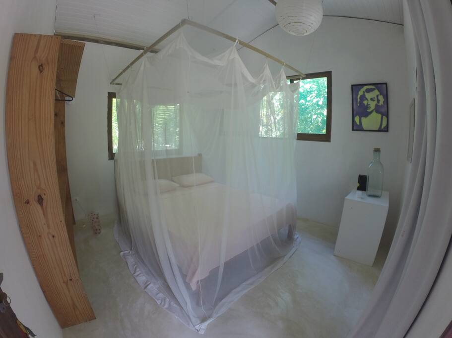 Quarto confortável com telas anti mosquitos