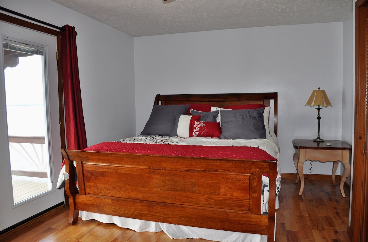 キングサイズベッドを備えた主寝室