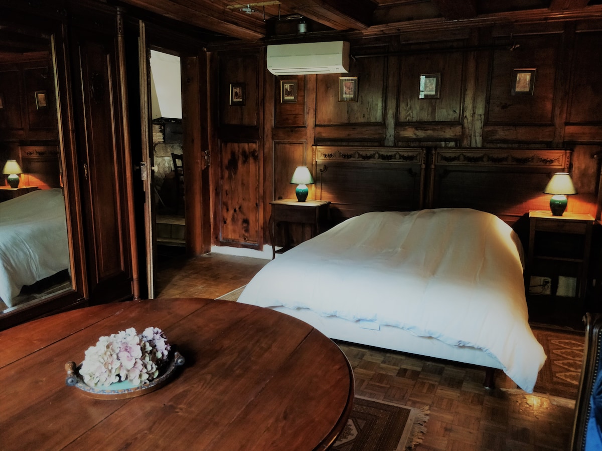 传统的阿尔萨斯小根（ Alsatian Stub ）变成一个迷人的浪漫房间。