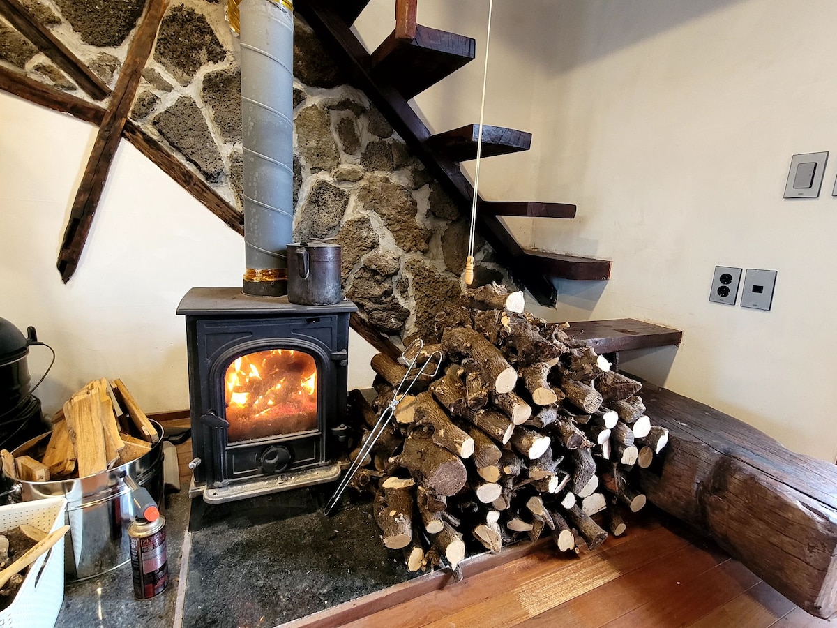 Toto je odliatkový sporák, kde si môžete vychutnať požiarny dieru pod schodmi na prvom poschodí.
Mandarínové drevo sa rozprestiera ako biele mandarínkové kvety a môžete zažiť horenie a užívať si dorando.
