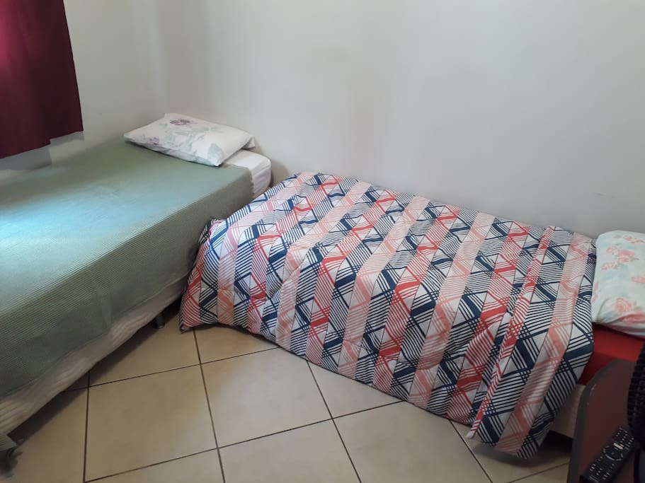 duas camas de solteiro adicionais