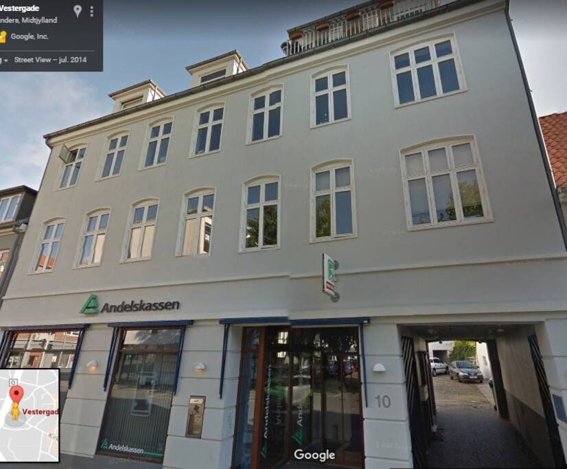 Vestergade 10, taglejligheden på 3 sal med altan og udsigt til gudenåen, og med i prisen er en gæste p-plads i baggården