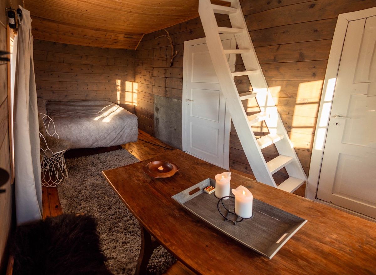 配有小双人床（ 140x200 ）的卧室和带长凳的餐桌。 餐桌和长凳是一种可爱的工艺品，已有60-70年的历史

带小号双人床的卧室。 餐桌是一个美丽的手工制作件，有60-70年历史。这里有很多历史:)