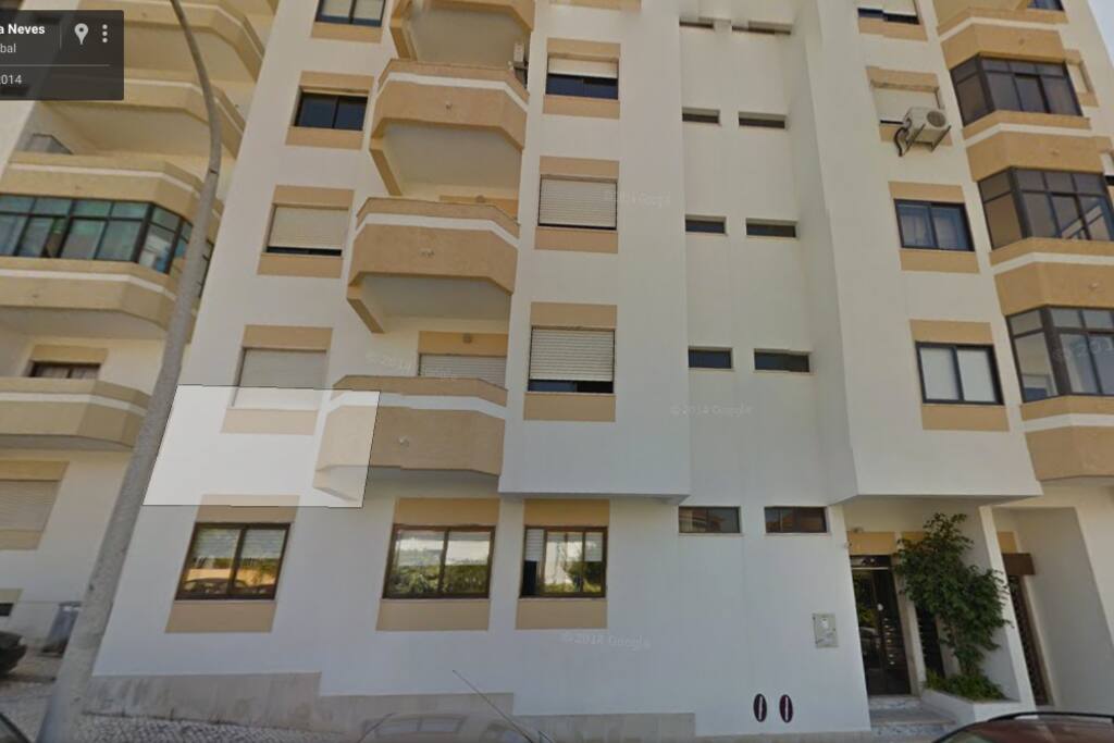 Building in a quiet neighbourhood
