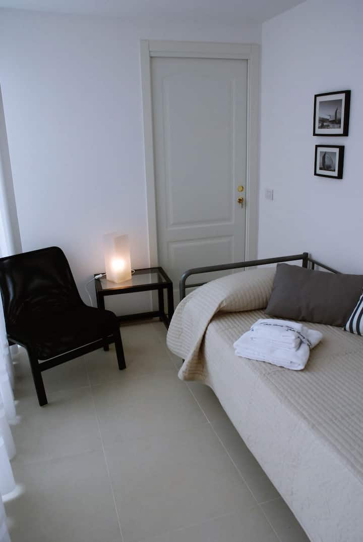 Chumba cha mtu mmoja kilicho na kitanda kimoja