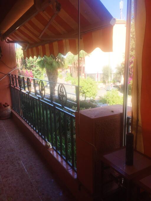 Une grande terrasse qui offre à cet endroit un puits de lumière