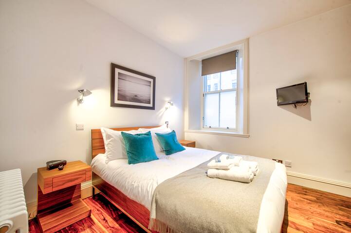Sumptuous 2BR Apt Next To Edinburgh Castle! gallery image 5