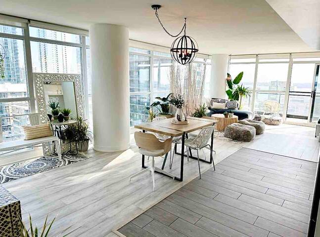 Luxury 2 bedroom 2 bath downtown core condo gallery image 2