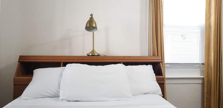 سرير ملكة هيدروليكي في غرفة النوم 1 للنوم شخصين
》ميزات الرأس والقدم، وأضواء LED الليلية، وشحن USB على كلا الجانبين

تحتوي غرفة النوم》 هذه على نصف حمام خاص مجهز بحانات للاستيلاء عليها وشطافة. 

》أبواب بعرض 36 بوصة