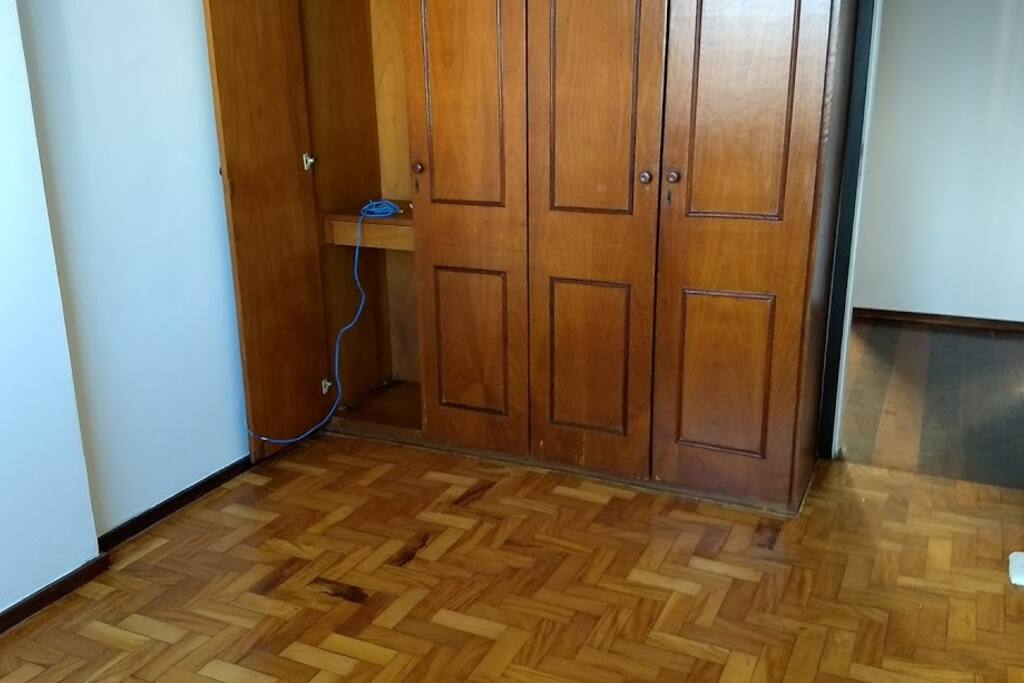 Quarto com Armário